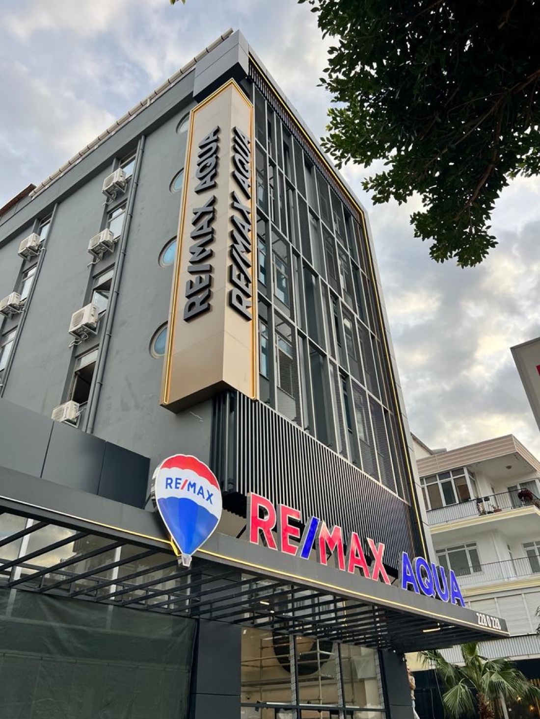 RE/MAX Aqua ofisi — Konyaaltı'nda 7 katlı plaza